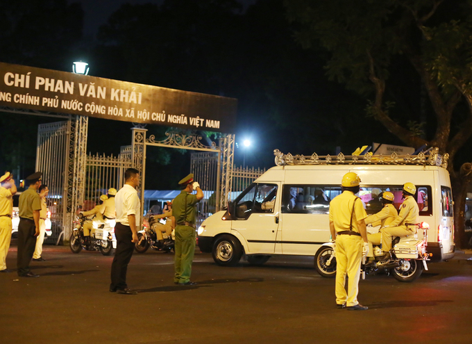 Người dân xếp hàng tiễn đưa linh cữu nguyên Thủ tướng Phan Văn Khải